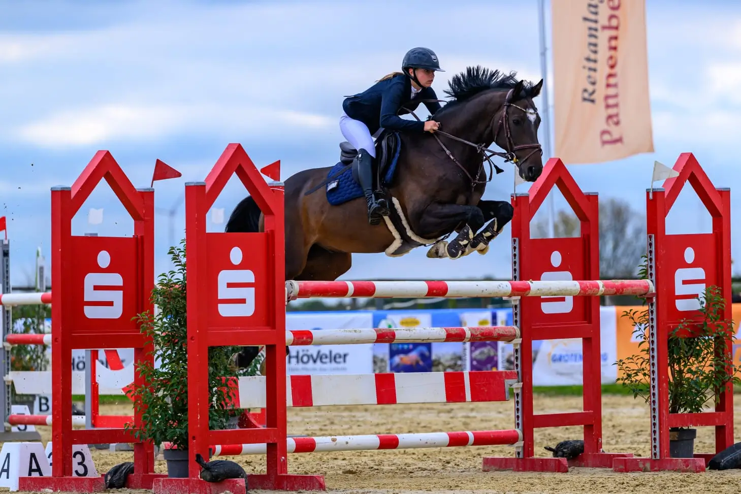 Reitsport Stickerei mit Schabracken Logo