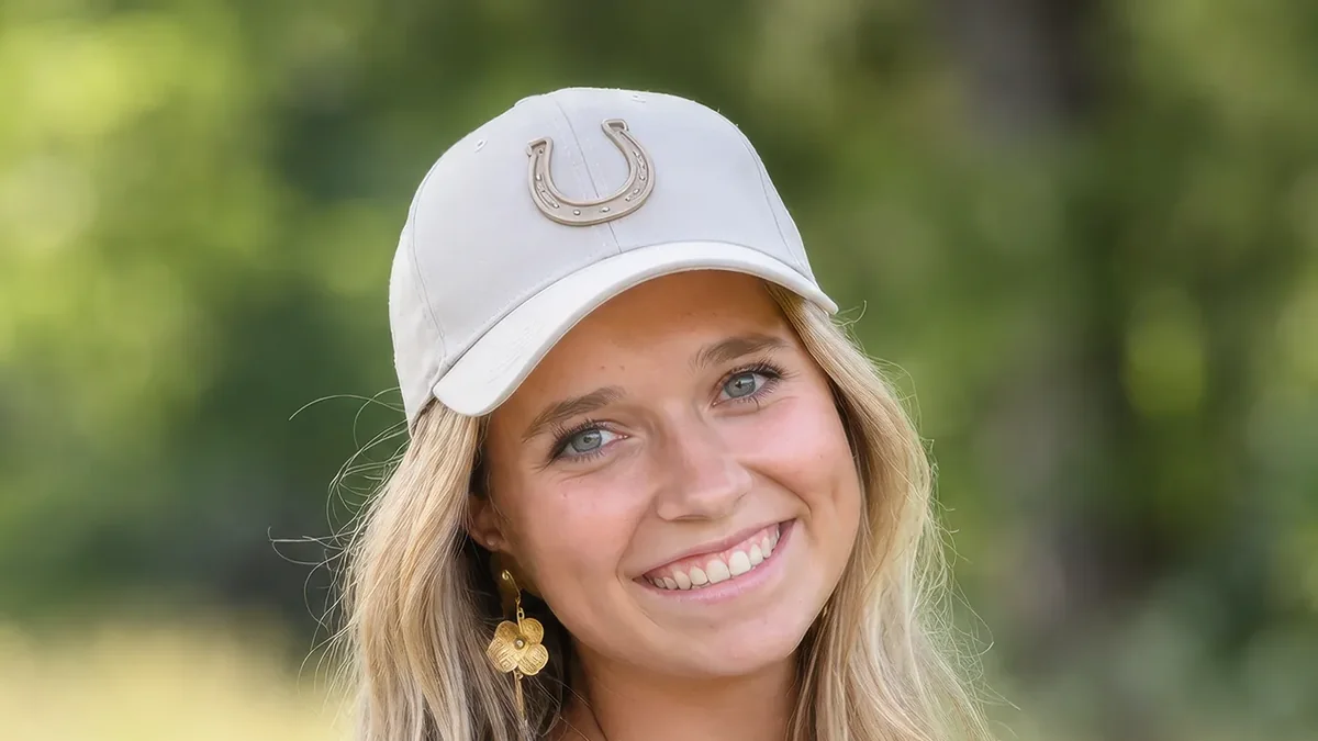 Helle Cap mit gestickter Applikation, Nahaufnahme