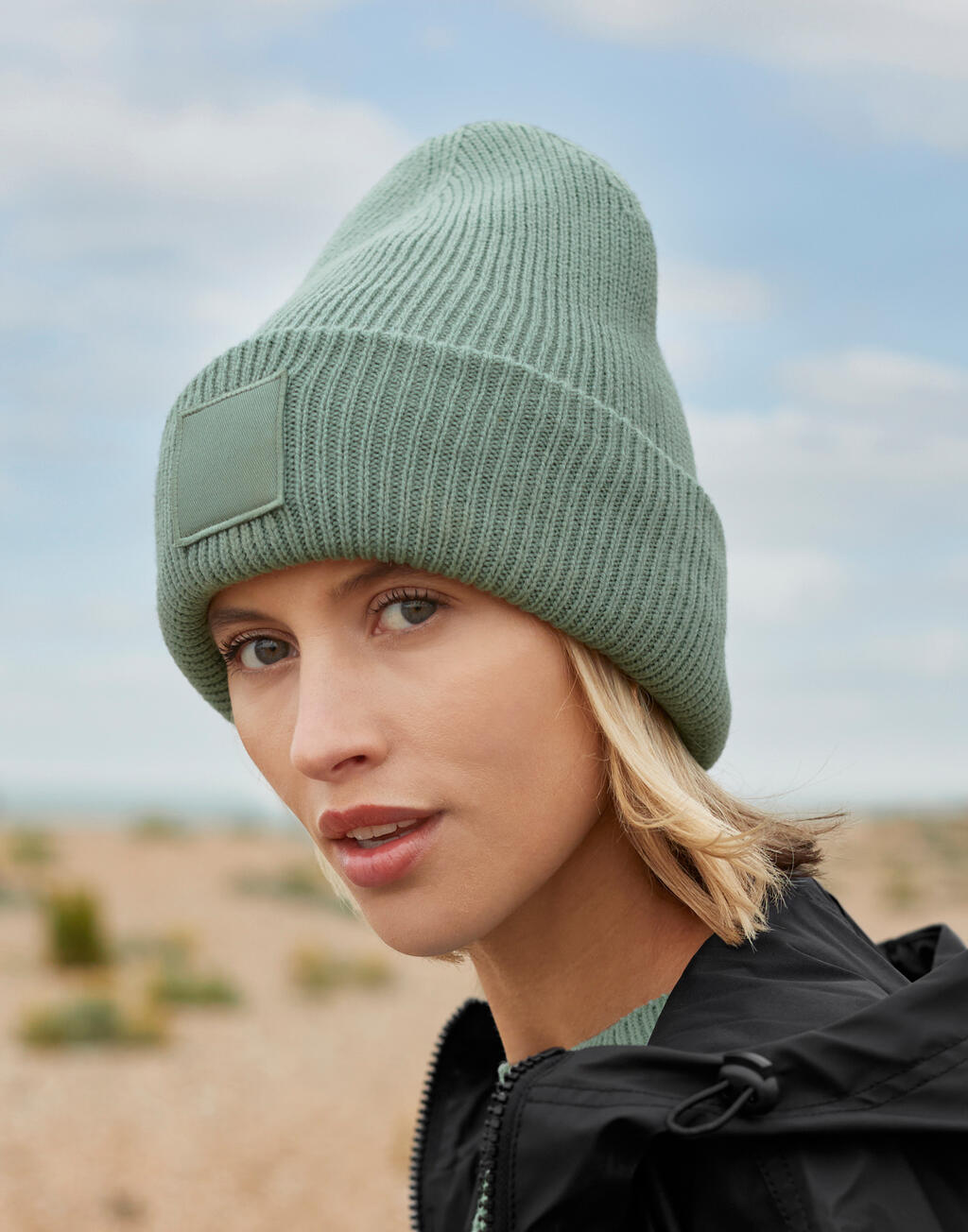 103_69_502_m-2025_01.jpg Deep Cuffed Tonal Patch Beanie – Bild 1