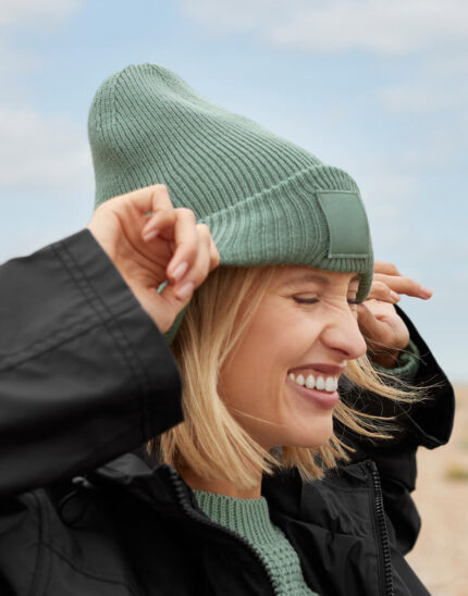 Deep Cuffed Tonal Patch Beanie – 103 69 502 m 2025 03.jpg